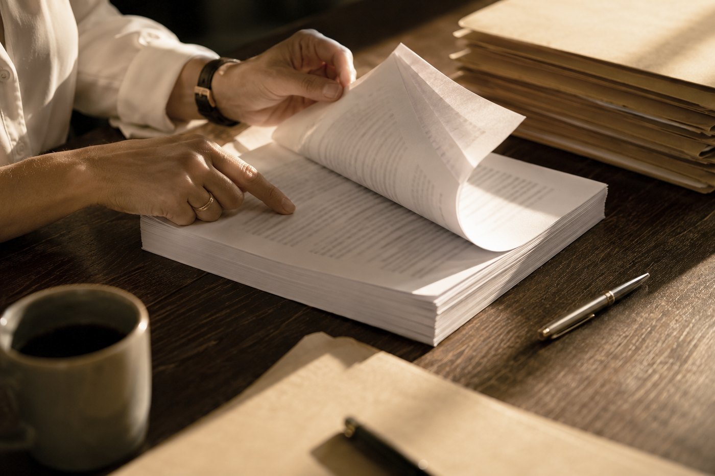 Leitura manual de contrato impresso